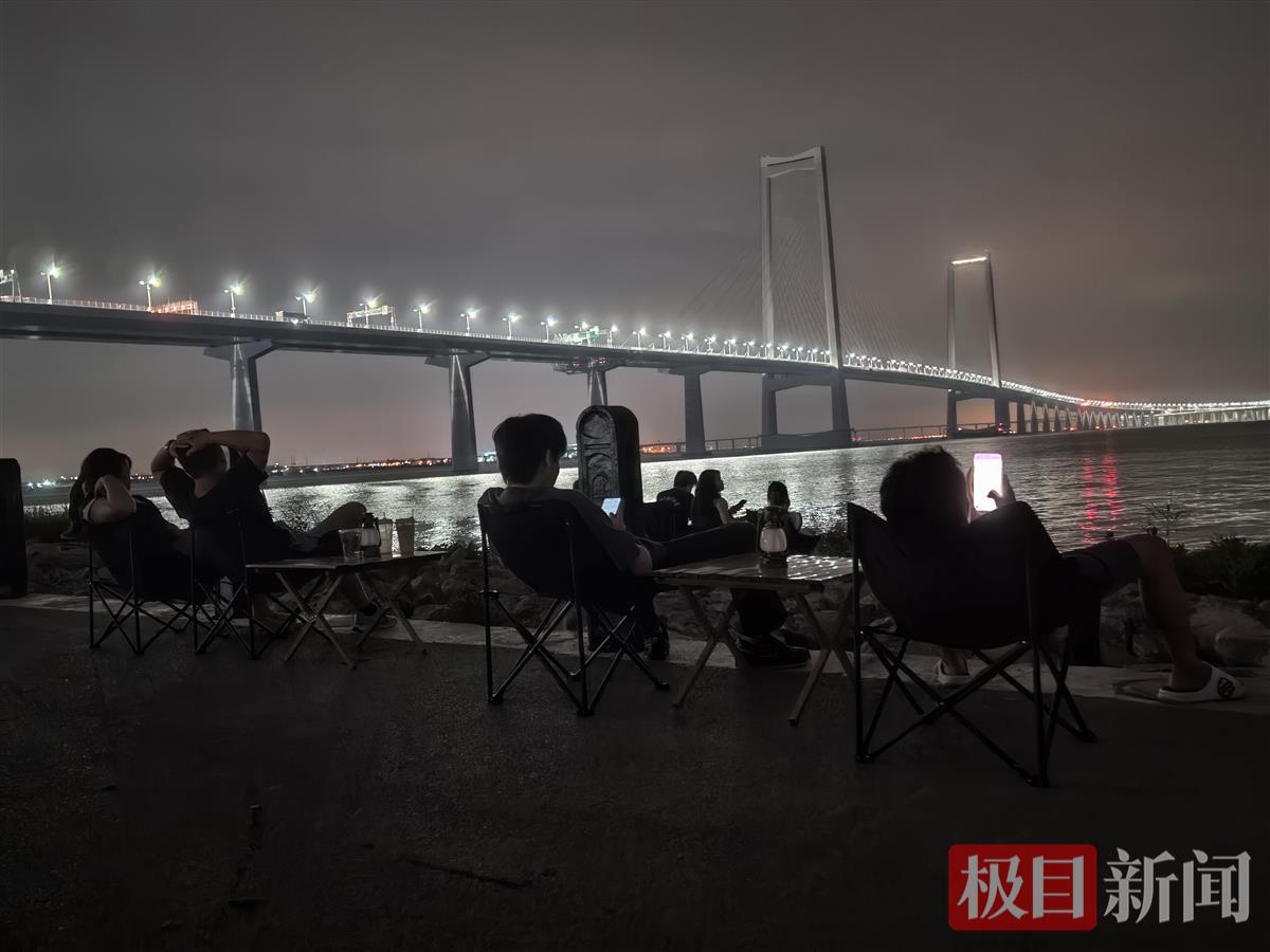 深中通道开通一月：中山被外地游客“占领”，泼天流量为乳鸽而来