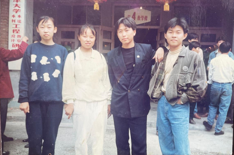一家三口晒同一所大学录取通知书,