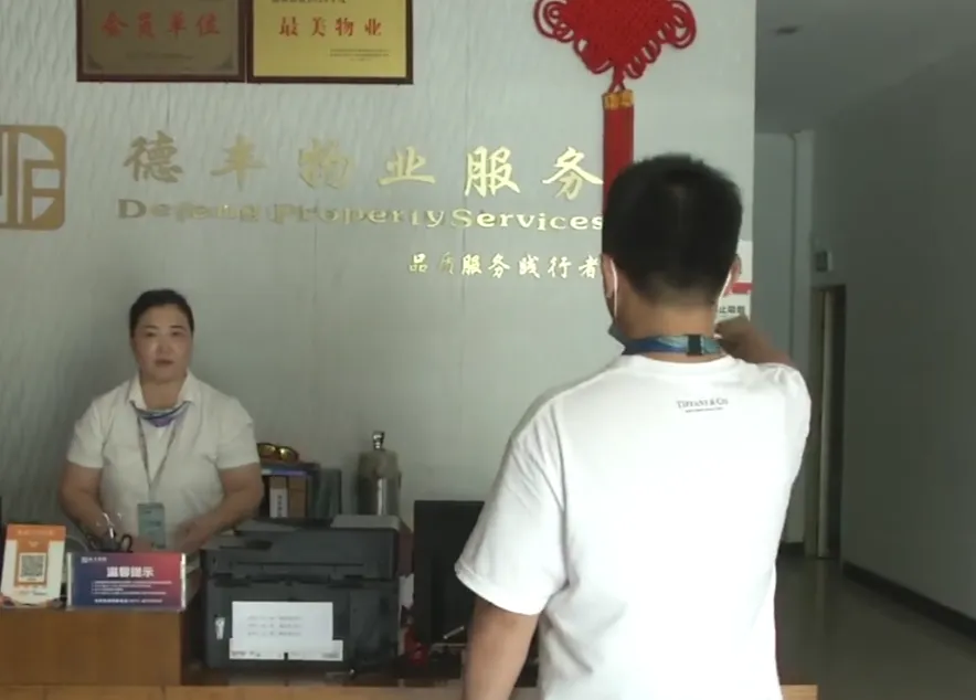 离谱！夫妻外出旅游，自家别墅烧了15个小时竟没人管  杭州夫妻旅游11天回来发现别墅失火