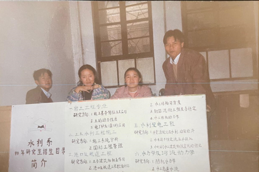 一家三口晒同一所大学录取通知书,
