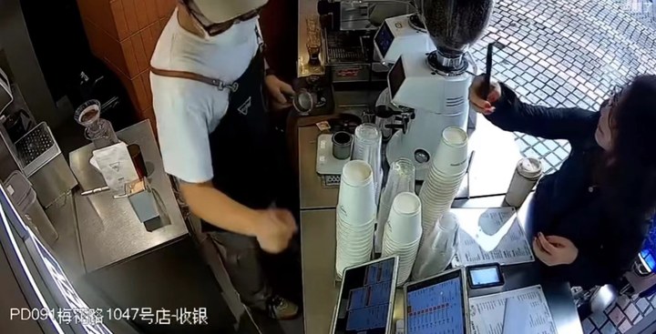 当情绪劳动无处不在，你离Manner咖啡师的崩溃有多远？