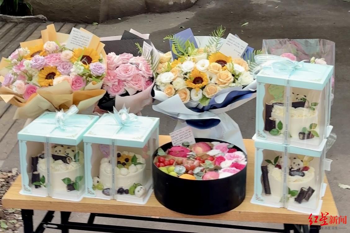 顶流“花花”姐妹4岁啦！粉丝通宵排队等待庆祝，有人下单“代排”