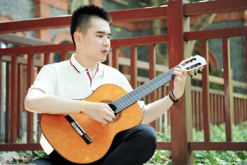 00后视障男孩当主播：用耳朵“看”世界，用声音温暖他人