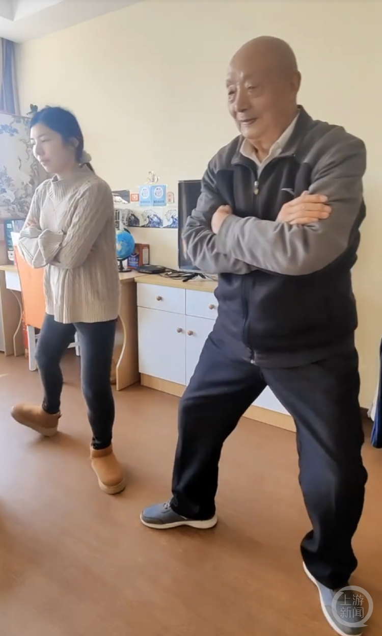 90后孙女和93岁爷爷同住养老院，网友：她过上了我向往的生活