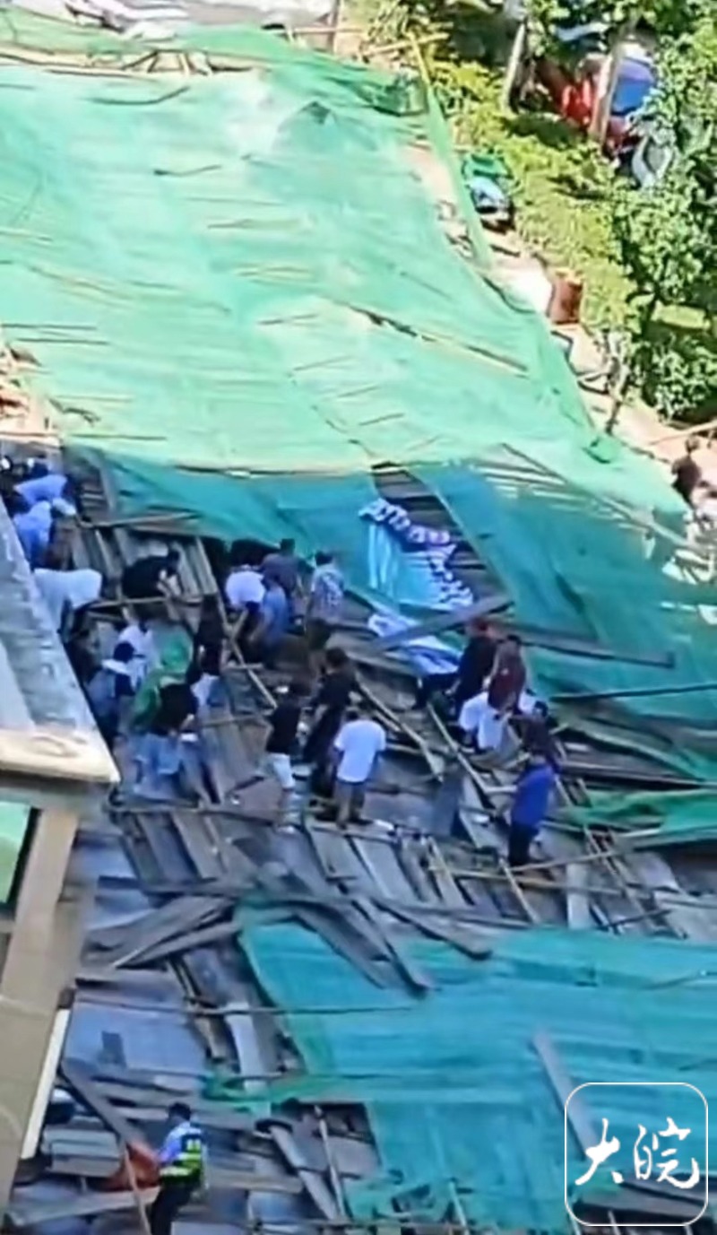 武汉一小区外墙维修时,2米高安全通道发生倒塌,致7人受伤