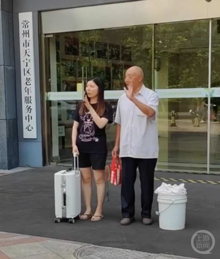 90后孙女和93岁爷爷同住养老院，网友：她过上了我向往的生活
