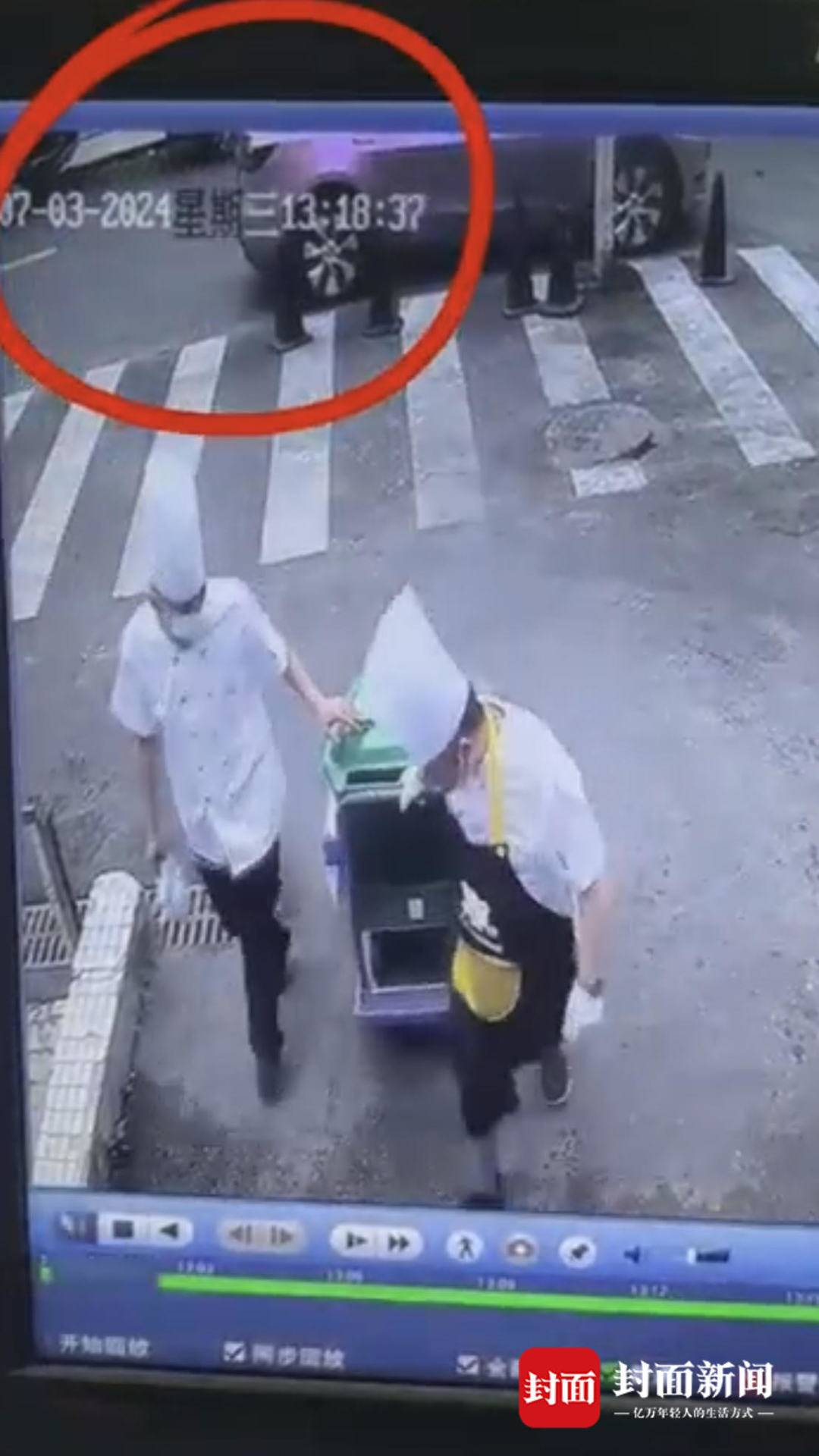 厨师大白天捞地沟油？不实，是在清理油水分离器的油和垃圾