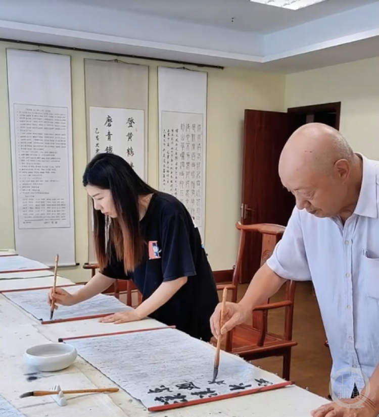 90后孙女和93岁爷爷同住养老院，网友：她过上了我向往的生活