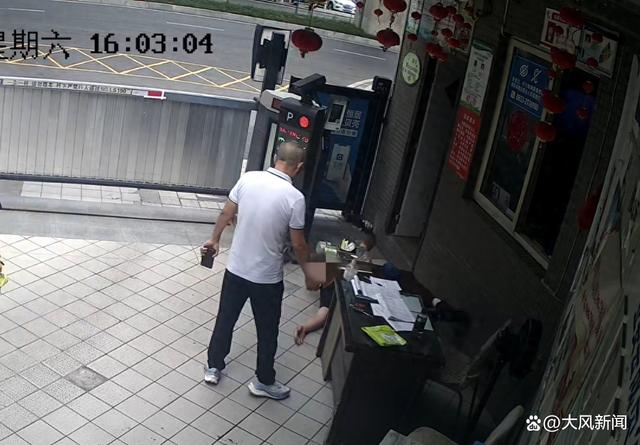 疑因停车起争执，物管经理倒地送医4天后离世，涉事村支书被停职