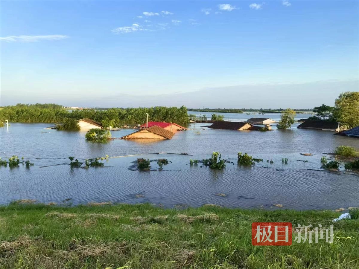 直击洞庭湖决堤现场：村民连夜将冰箱摆到堤上，多方救援力量集结