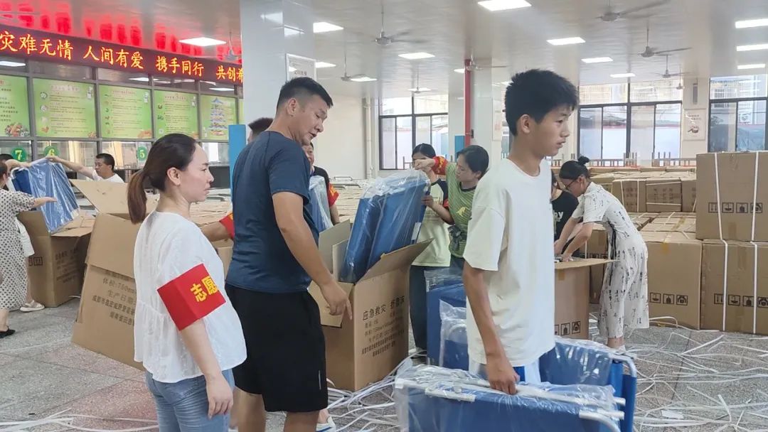 探访华容团洲转移群众集中安置点：晚餐有辣椒炒肉和猪脚，安置室空调全开放