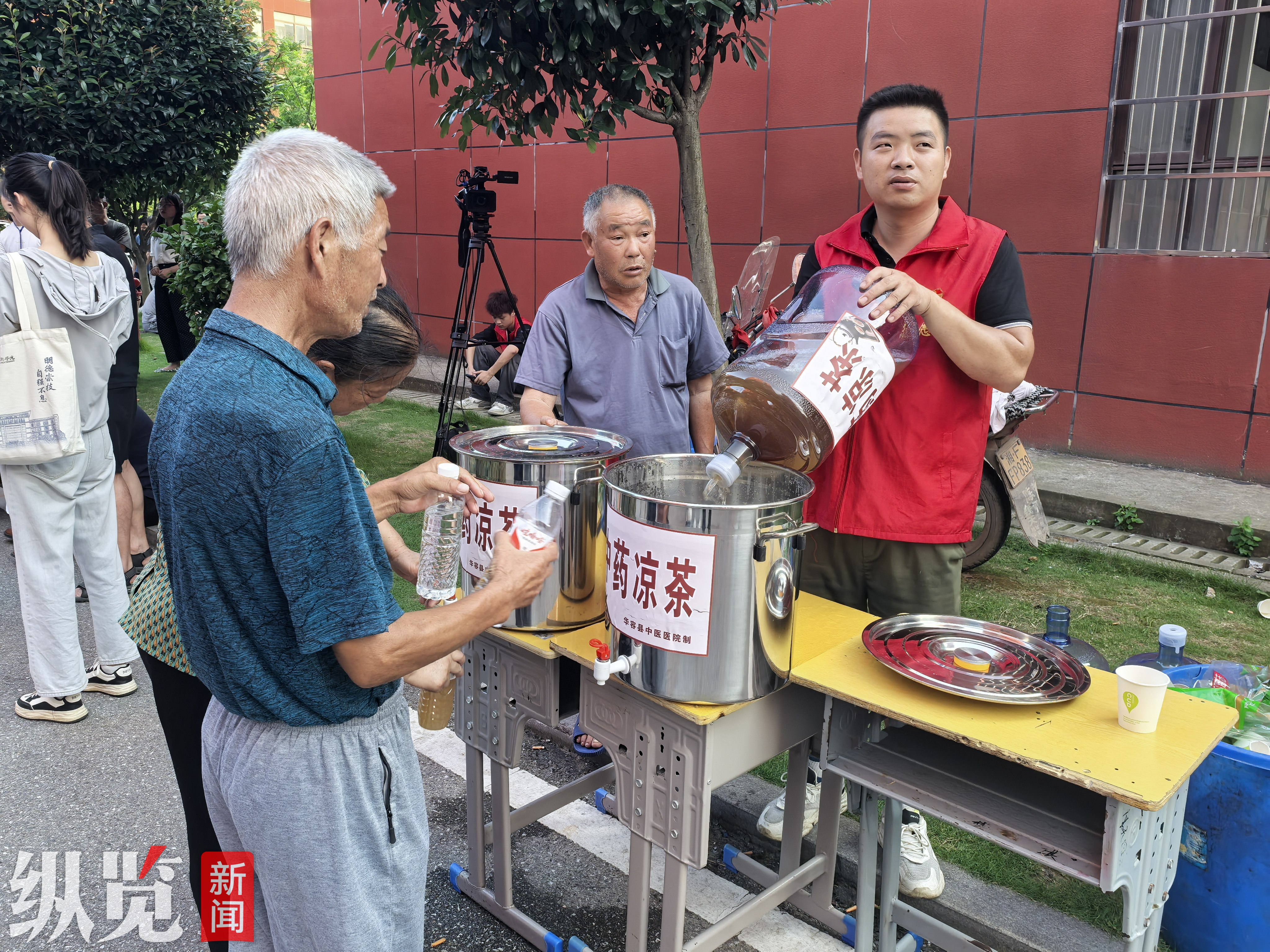 探访华容团洲转移群众集中安置点：宿舍有空调，一日三餐免费，还有酸奶、凉茶