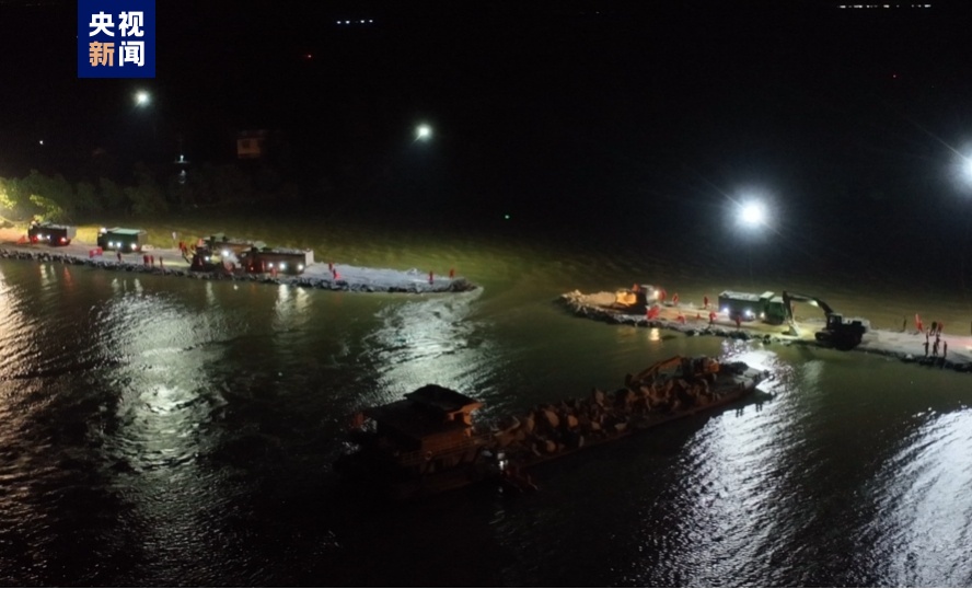 还剩14米 洞庭湖一线堤防决口预计今夜或9日凌晨可实现合龙