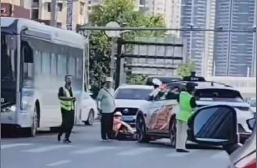 “萝卜快跑”无人驾驶出租车武汉街头撞倒行人? 百度回应