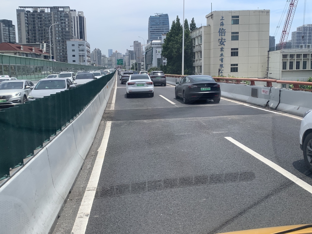 上海热到高架路面变形？回应：持续高温致路面起拱，发现4处已处理