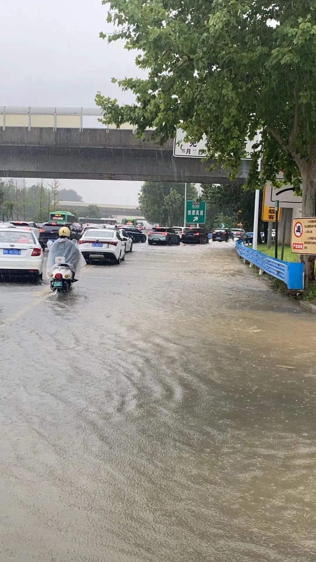 河南迎雷暴大风大暴雨 郑州居民进入“看海”模式