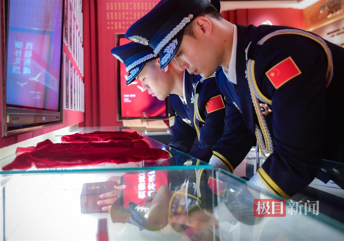 致敬025881！浴血追凶壮烈牺牲的邱建军同志警号封存