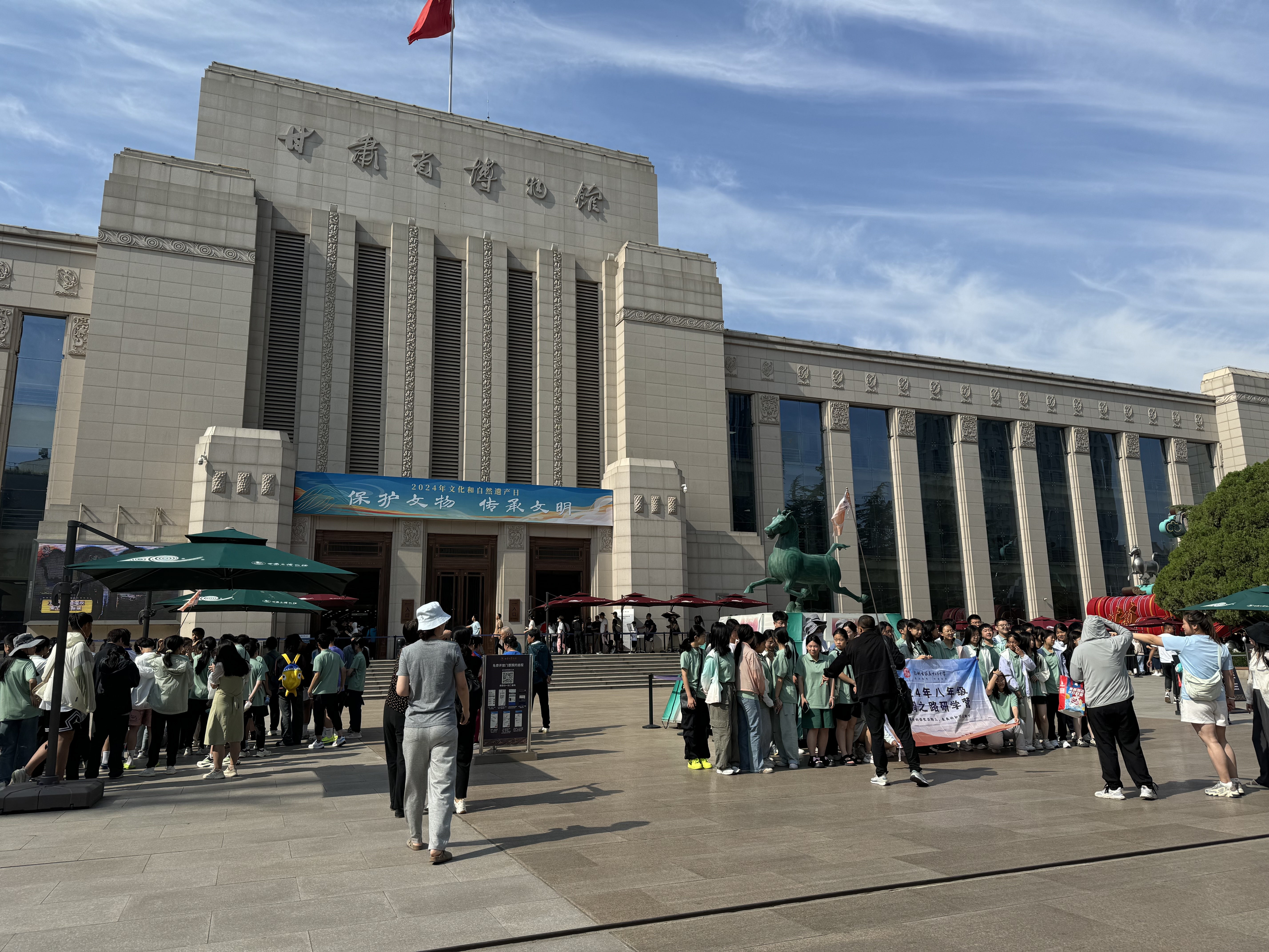 暑期旅游博物馆热得发烫：门票“一票难求”，广场上站满了研学团