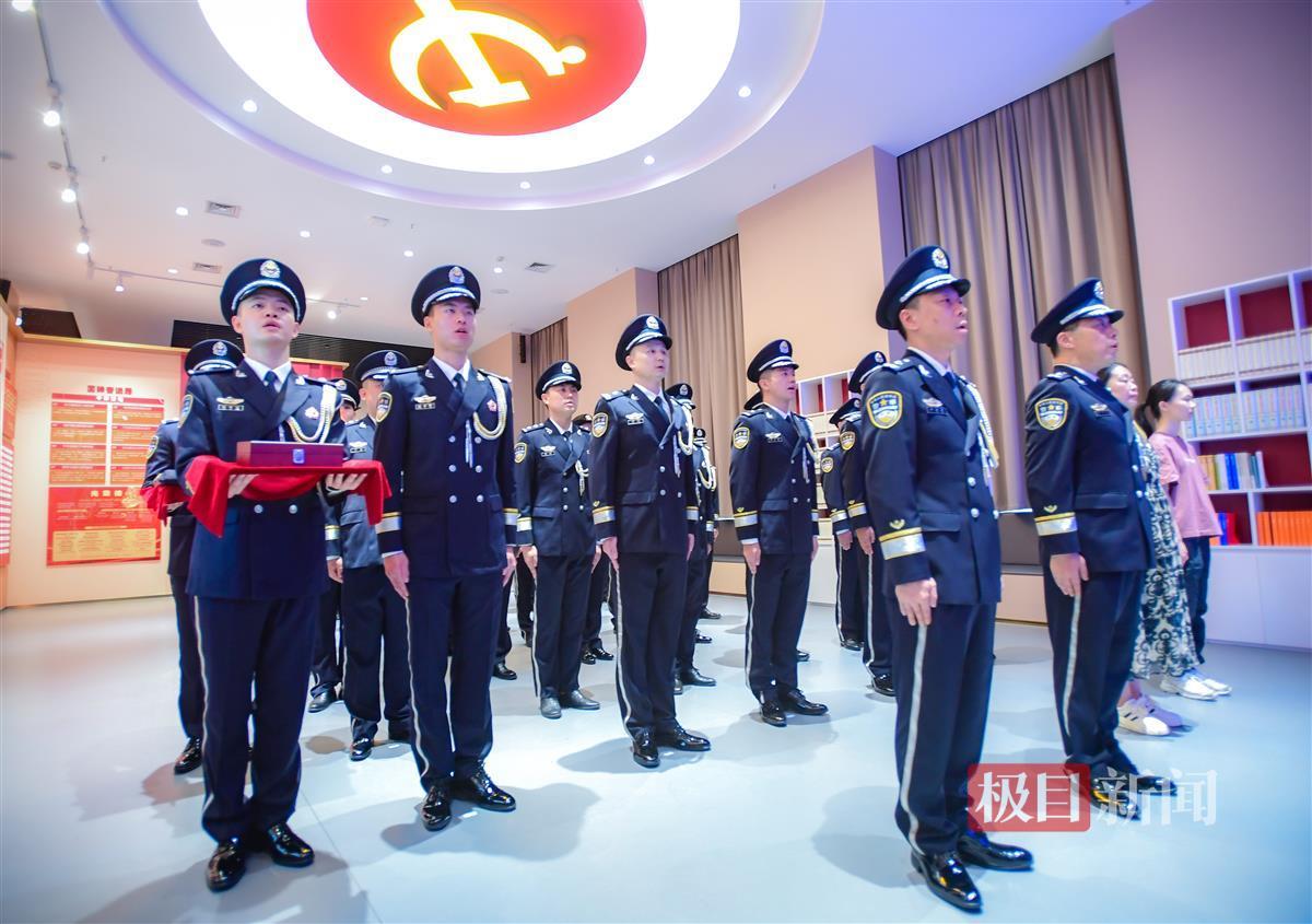 致敬025881！浴血追凶壮烈牺牲的邱建军同志警号封存