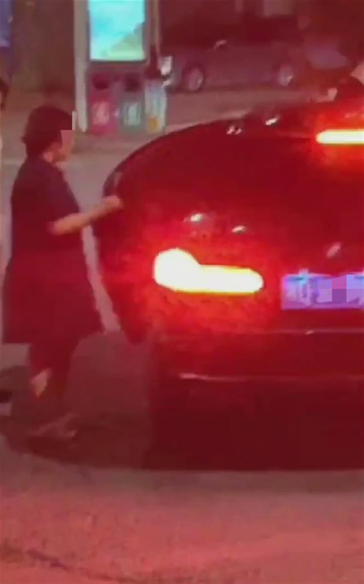 湖南两名公职人员与一名教师夜摘村民豆角引纠纷，警方介入调查