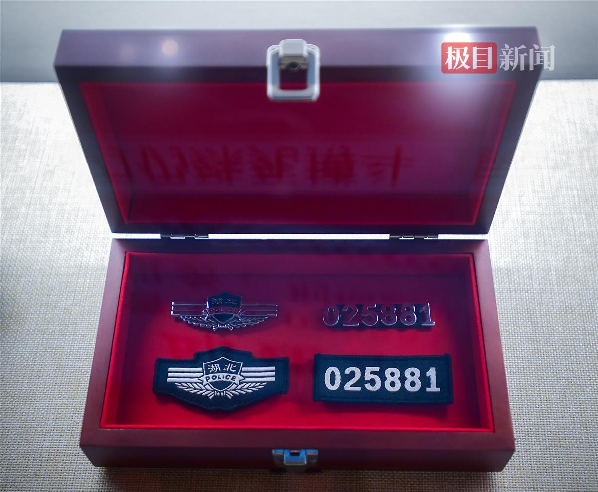 致敬025881！浴血追凶壮烈牺牲的邱建军同志警号封存