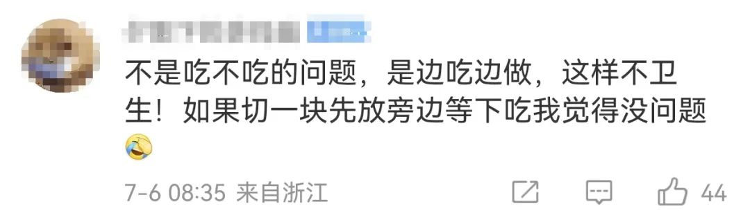 冲上热搜！coco都可员工切西瓜时偷吃西瓜心被停职，网友意见不一