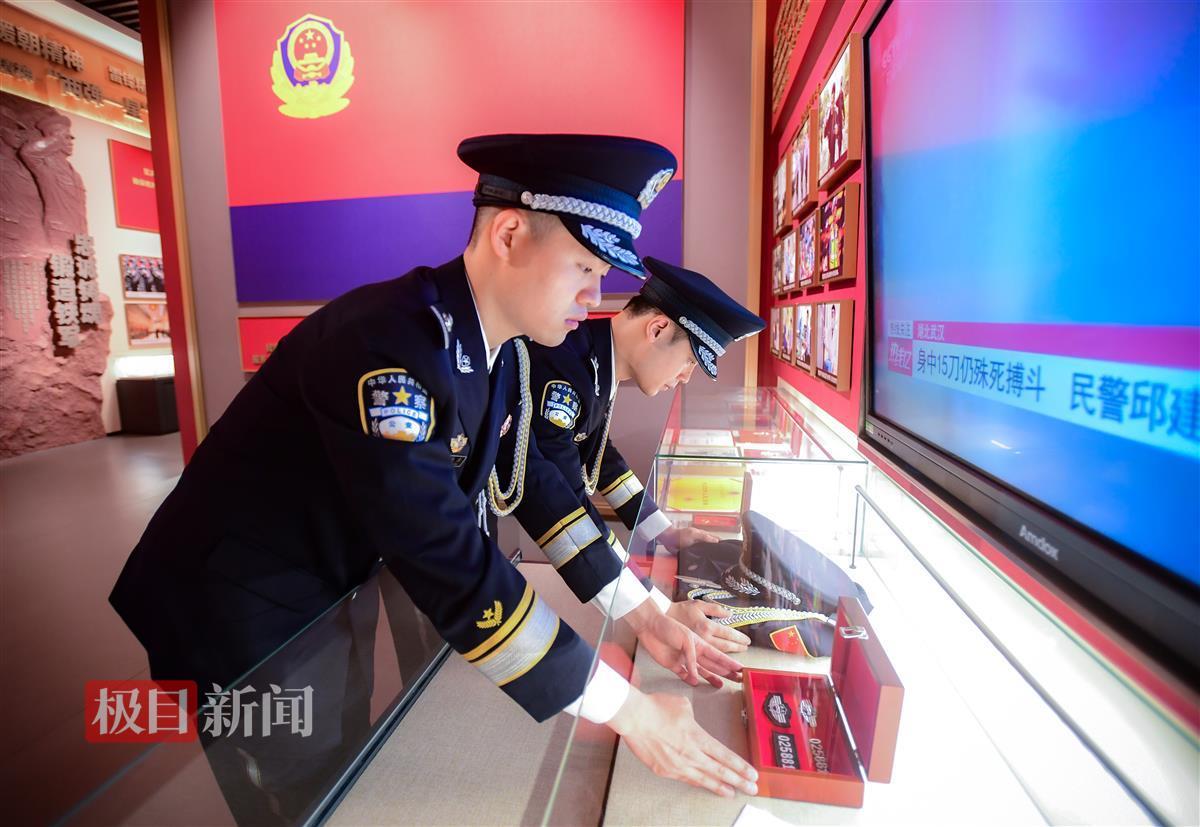 致敬025881！浴血追凶壮烈牺牲的邱建军同志警号封存