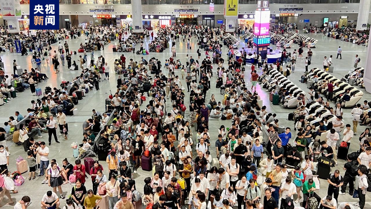 暑运过半 全国铁路发送旅客4.23亿人次