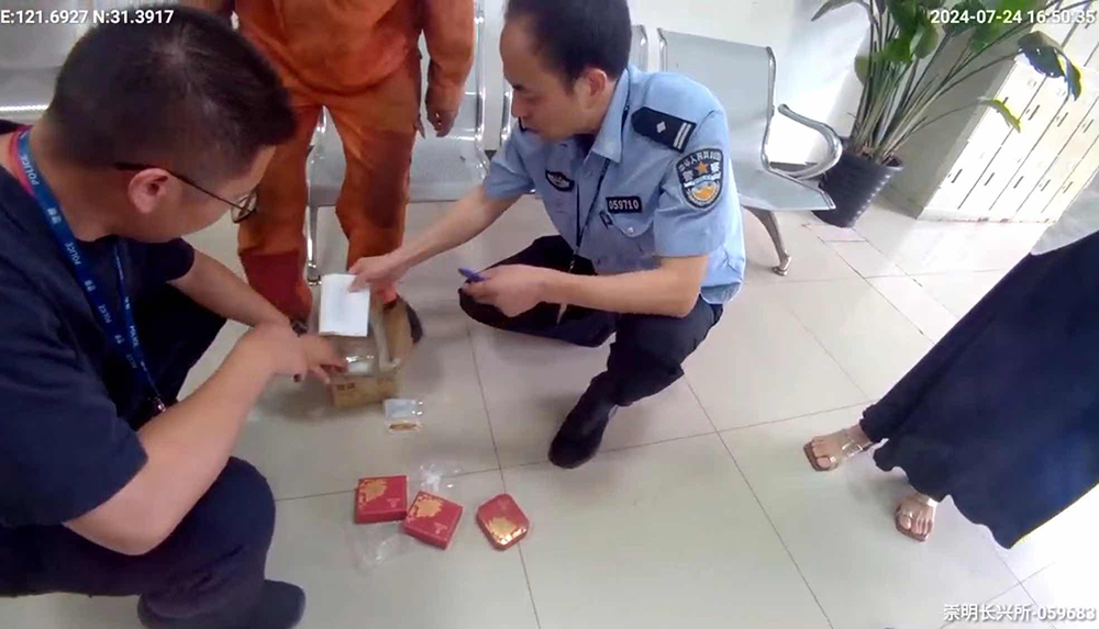 男子轻信投资诈骗找妻儿借款买黄金寄出,快递小哥起疑报警