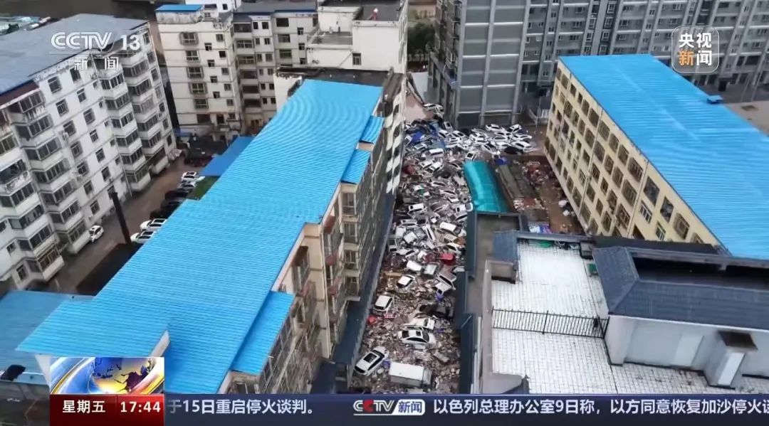 陕西一地突遭大暴雨，200多辆车被冲上街头，街道被堵，还有商铺被淹！