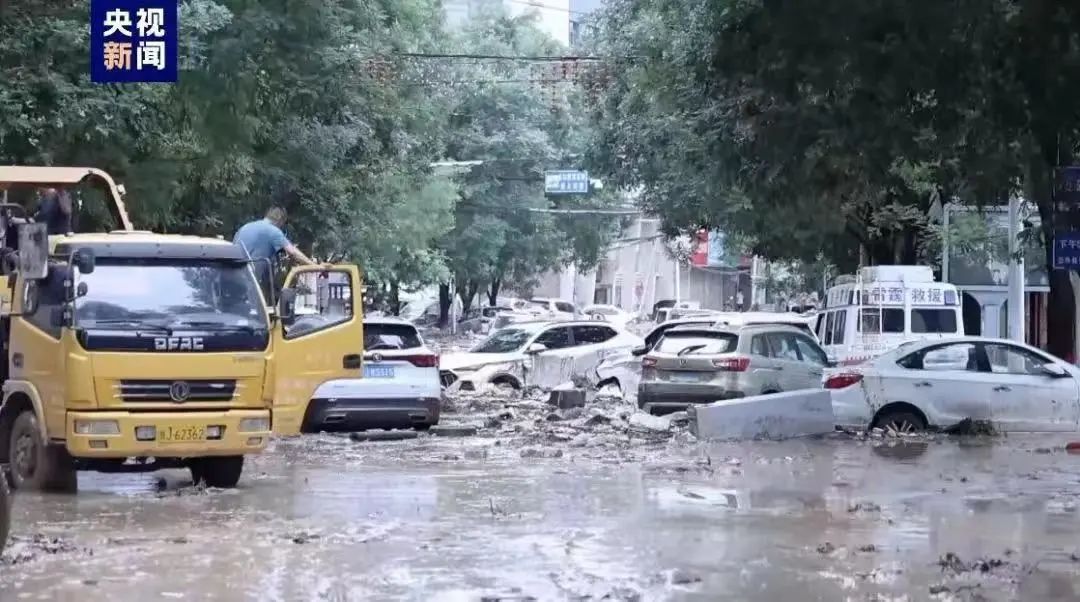 陕西一地突遭大暴雨，200多辆车被冲上街头，街道被堵，还有商铺被淹！