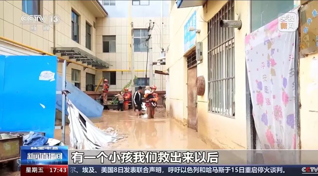 陕西一地突遭大暴雨，200多辆车被冲上街头，街道被堵，还有商铺被淹！