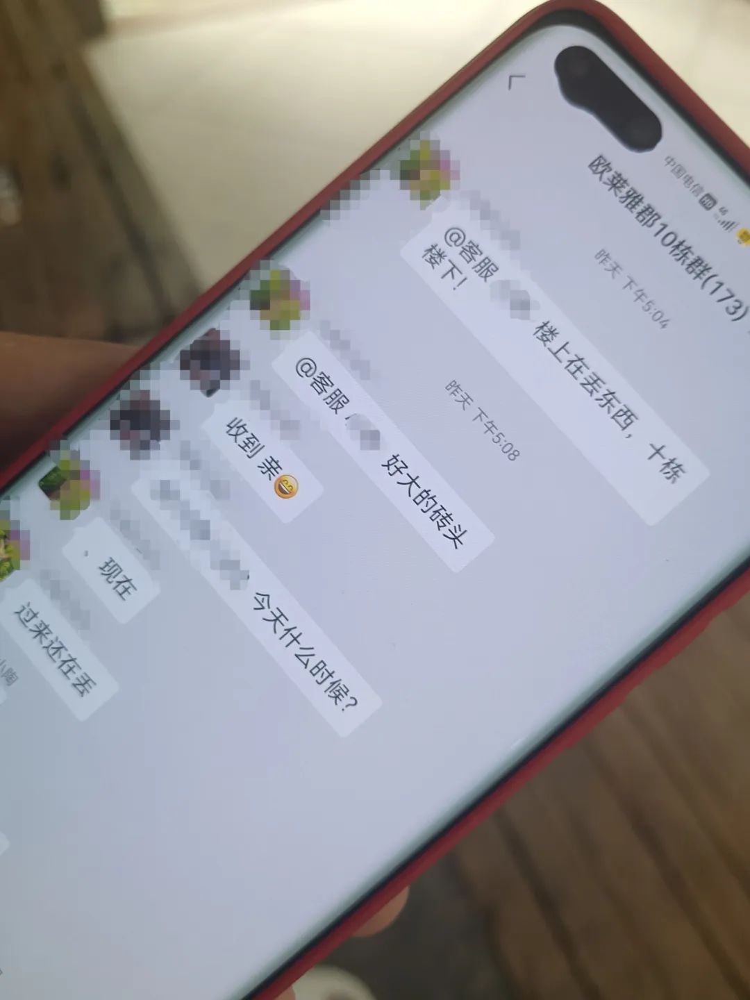 惊险！长沙两小孩从33楼不断往下抛砖头，砸坏楼下护栏和车辆，家长致歉