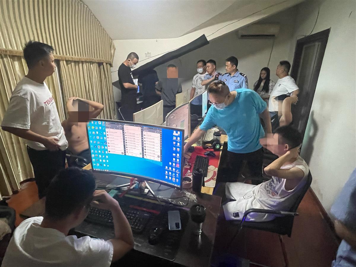 以白富美人设在互联网上教理财，5人成团诈骗外国人全数落网