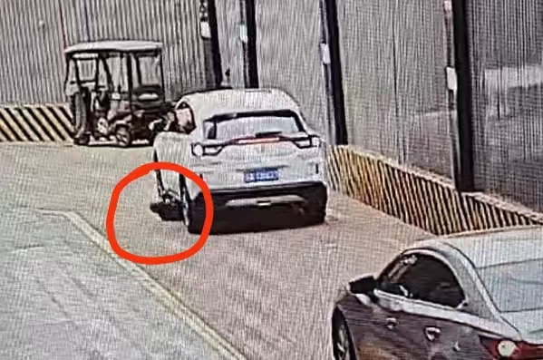 西安一驾驶员车辆起步观察不周撞倒七旬老人致其死亡，交警介入