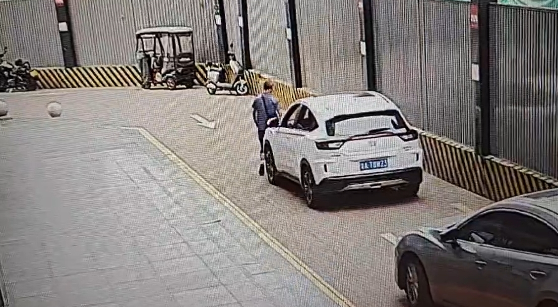 西安一驾驶员车辆起步观察不周撞倒七旬老人致其死亡，交警介入