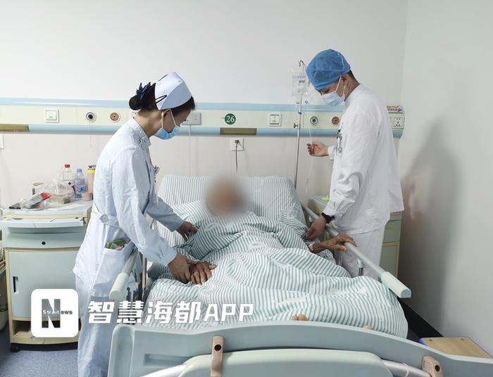 3小时内喝10升水、连灌5瓶水，他们双双中毒了！
