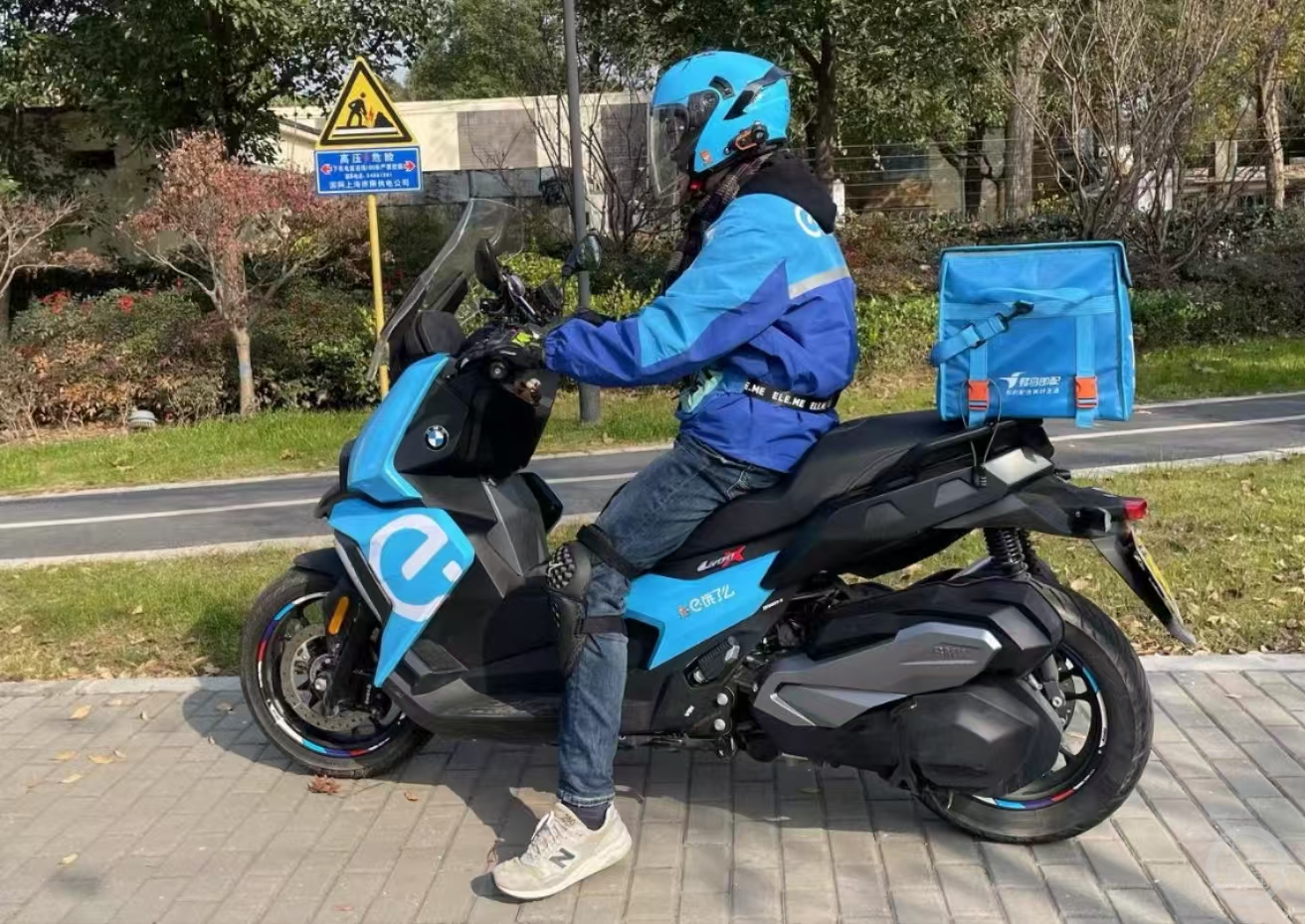 上海一小哥开价值50万黄牌摩托送外卖？车主：通勤用车加了个外卖尾箱