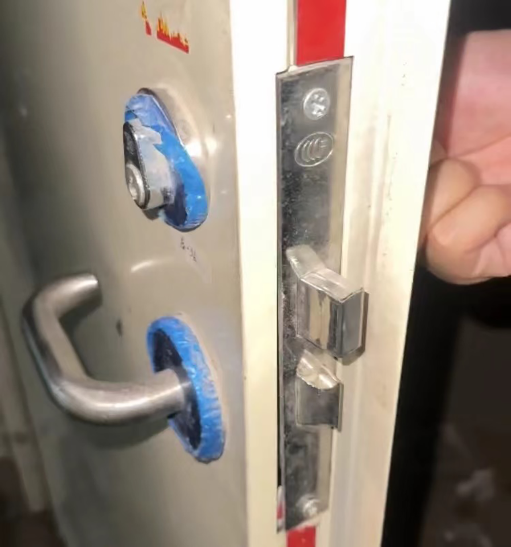 西安一物业撬门占用空置别墅?业主:协商赔款10万只收到5万