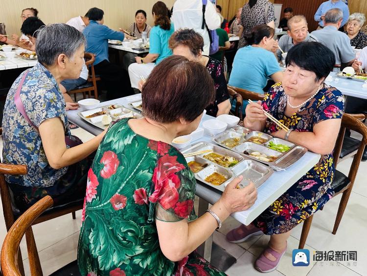 变身婚车、运营食堂，城市公交的跨界与新生