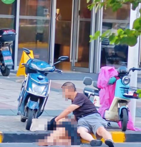 男子当街抚摸路边醉酒女子，上海警方通报：刑拘！
