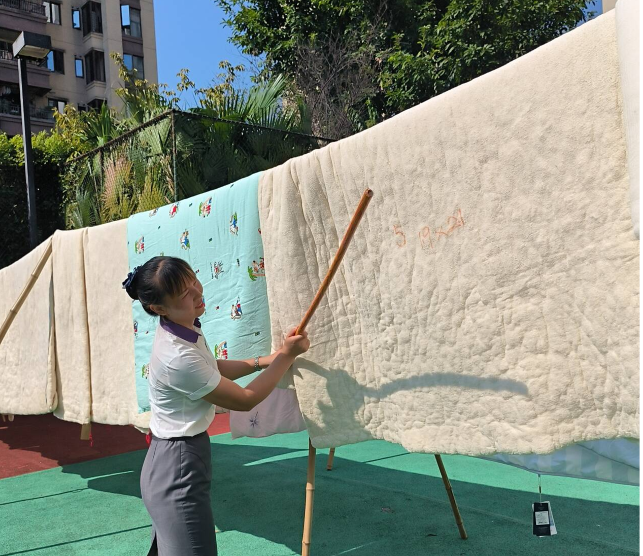 铜梁这个小区的“晒被节”让居民“凉悠悠”