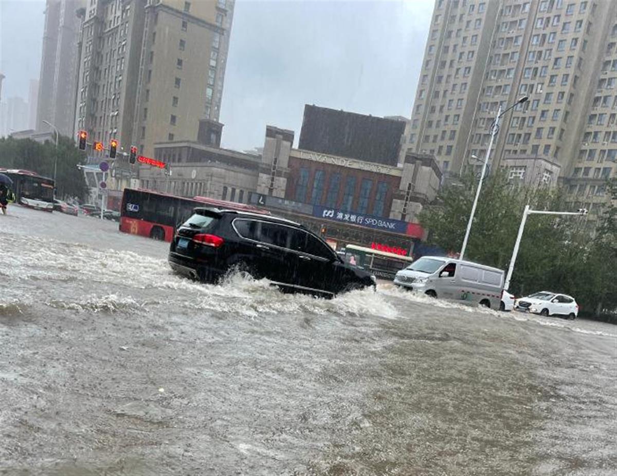 罕见大暴雨闯入北方，自然的力量与人类的应对