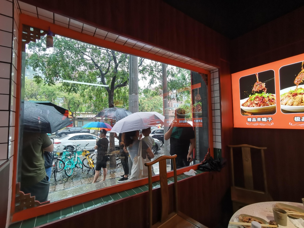 人们赶去英雄栾留伟的火锅店:山东老乡连夜开车,邻居老人来了六次