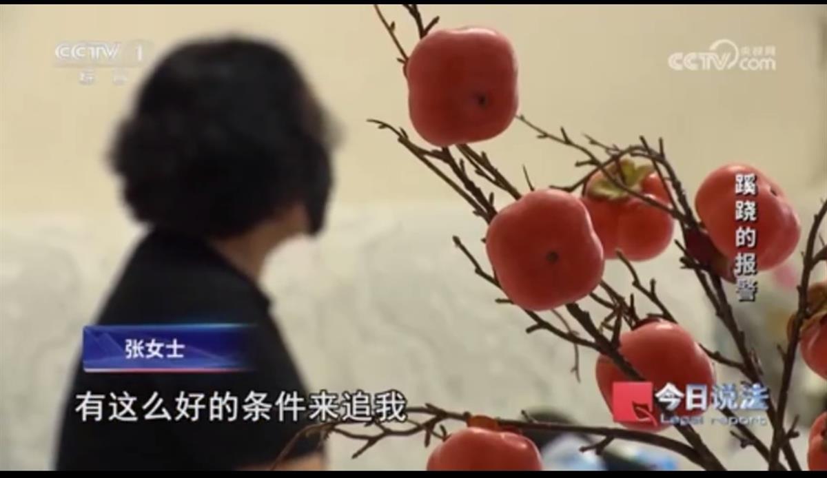 大妈狂买1斤黄金不挑款店员报警，民警紧急拦截已上路快递，保住30多万