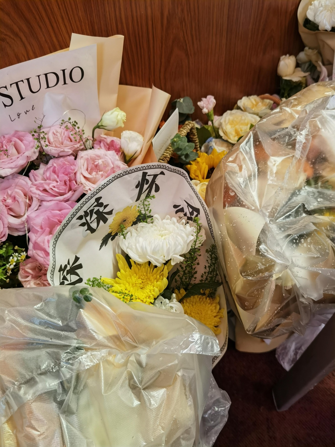 人们赶去英雄栾留伟的火锅店:山东老乡连夜开车,邻居老人来了六次