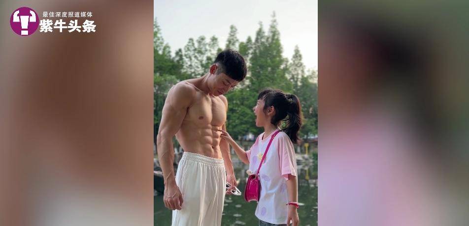 200斤宝爸为女儿减重70斤成八块腹肌型男，一万网友跟着打卡