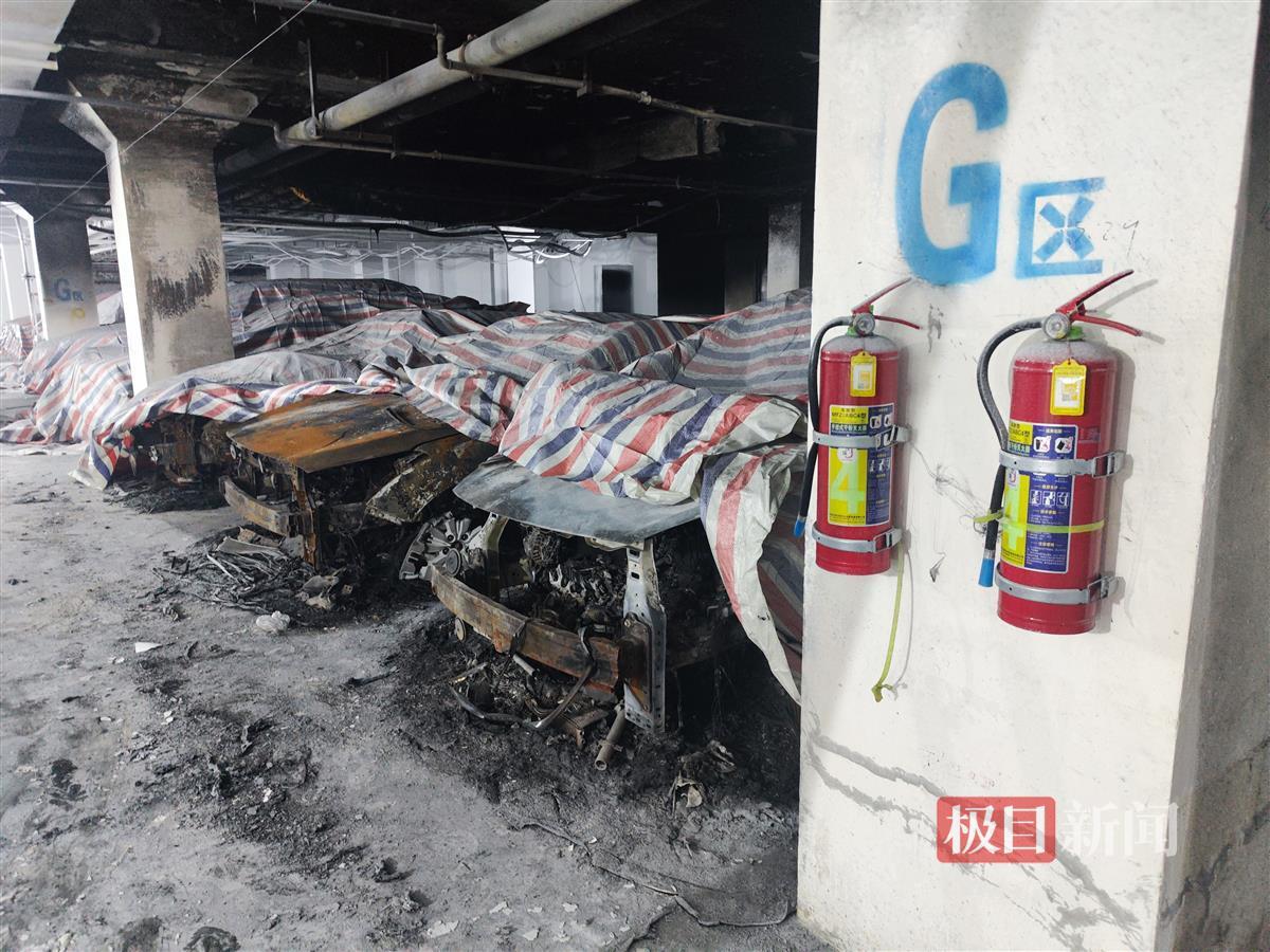 西安一男子纵火致小区地库多车被烧,警方已将其控制