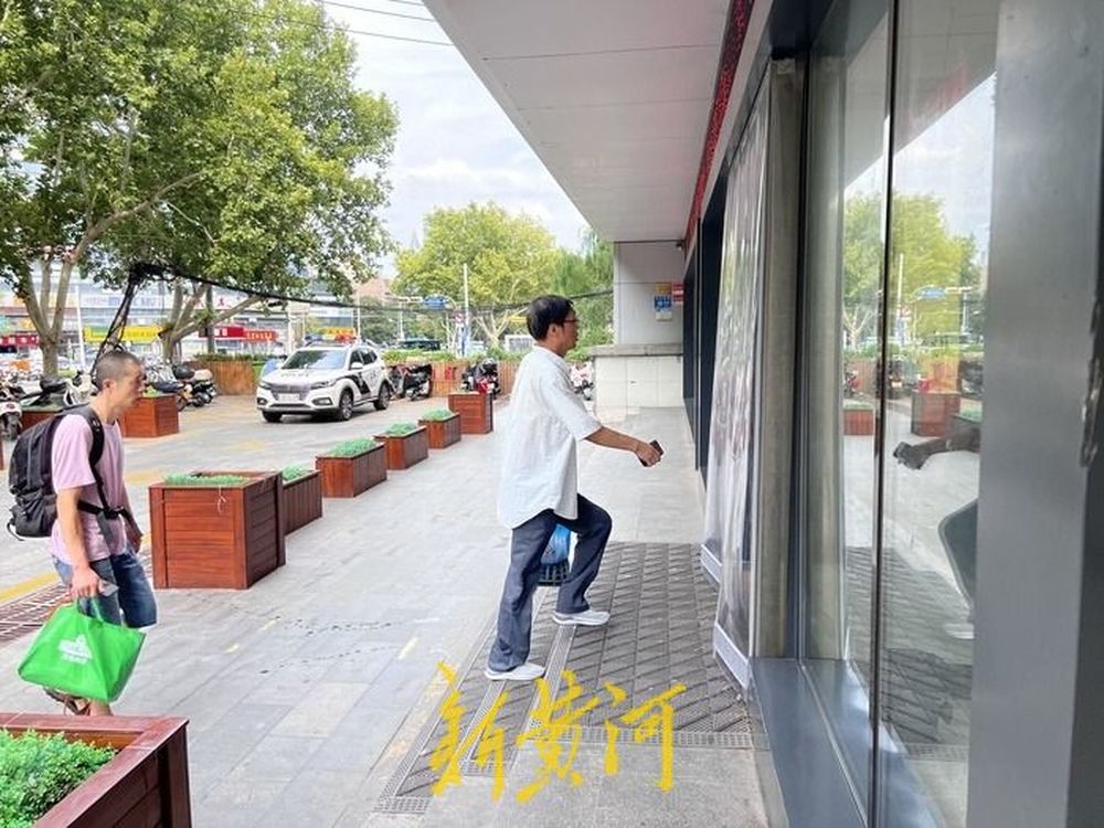 在大医院看病被告知要在院外“指定”药店买药?记者暗访:医生会告知位置,并称“不让说具体店名”