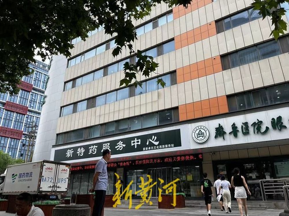 在大医院看病被告知要在院外“指定”药店买药?记者暗访:医生会告知位置,并称“不让说具体店名”